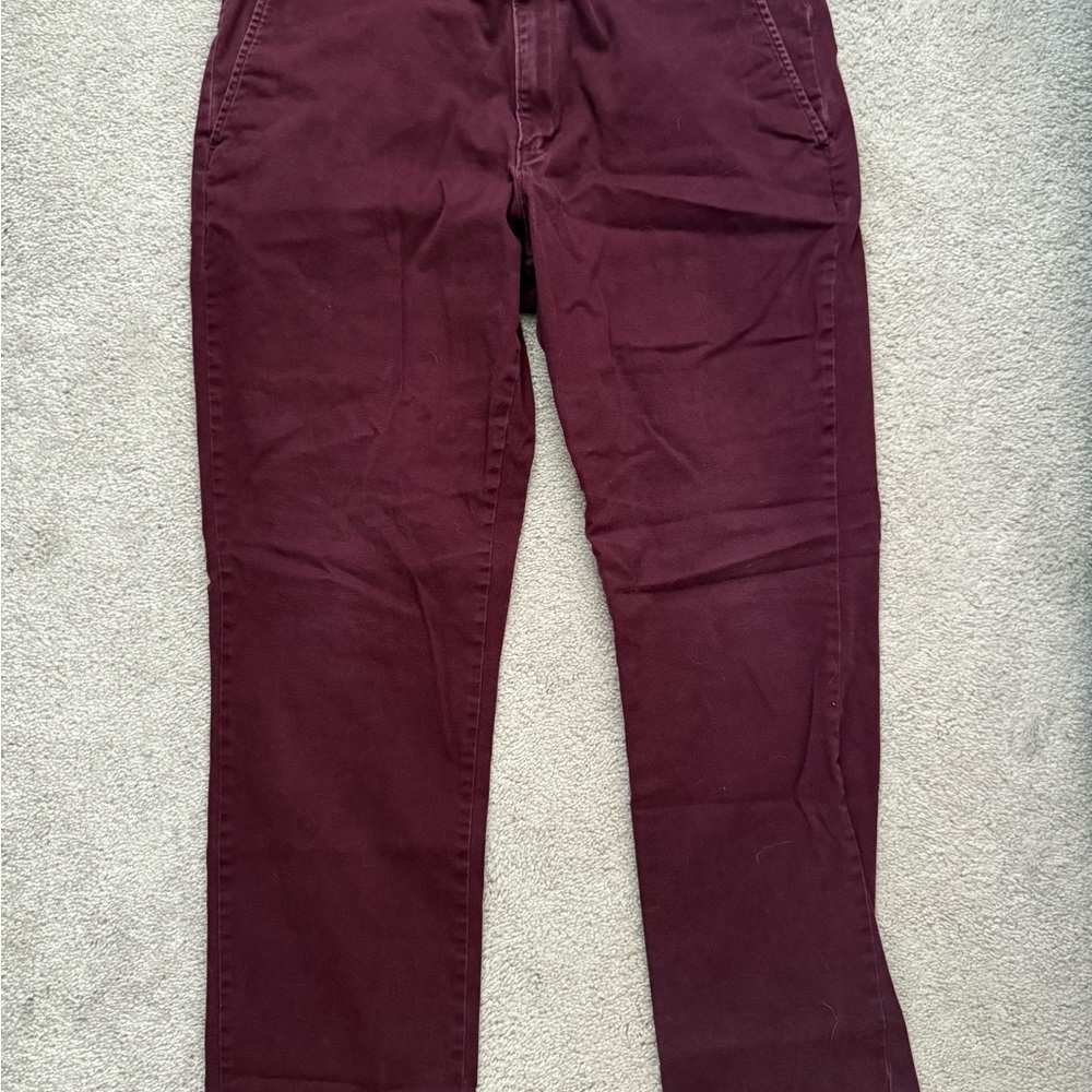 Amazon Essentials Men's Chino Pants in Dark Red (Burgundy)